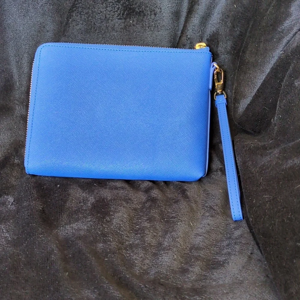 Tory Burch Robinson Pineapple Large Wristlet in Jewel Blue Saffiano leather.​